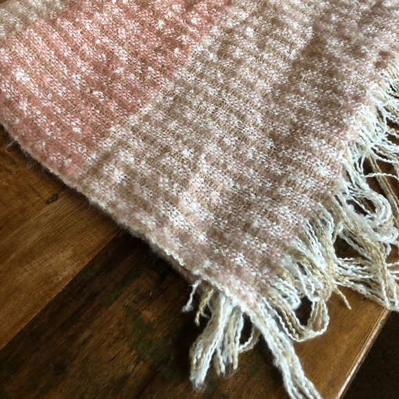 Forever 21 soft pink and cream blanket scarf - Picture 3 of 6